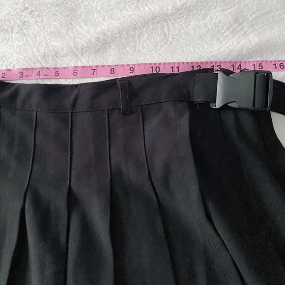 Tape Belt Buckle Black Stretchy Pleated Skort - Picture 4 of 12